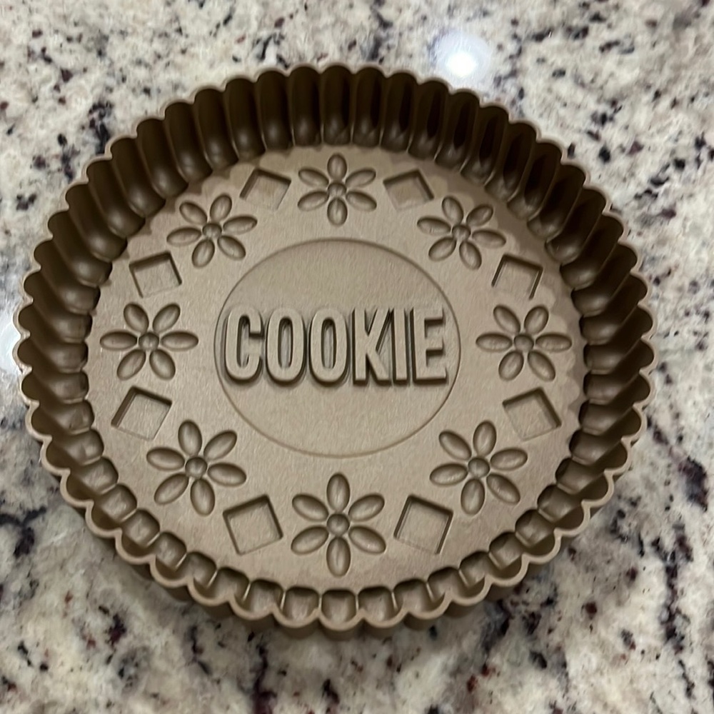 New Chicago metallic cookie baking dish